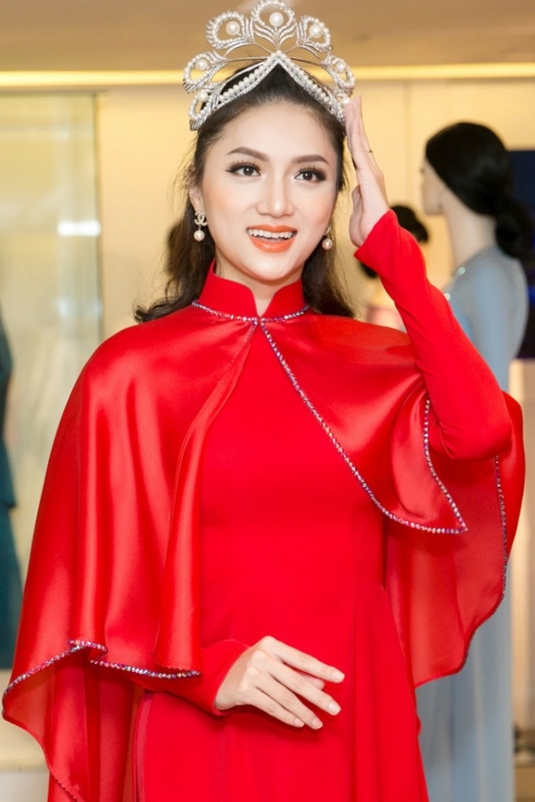 Đàm Vĩnh Hưng giúp Hương Giang chọn áo dài thi hoa hậu chuyển giới